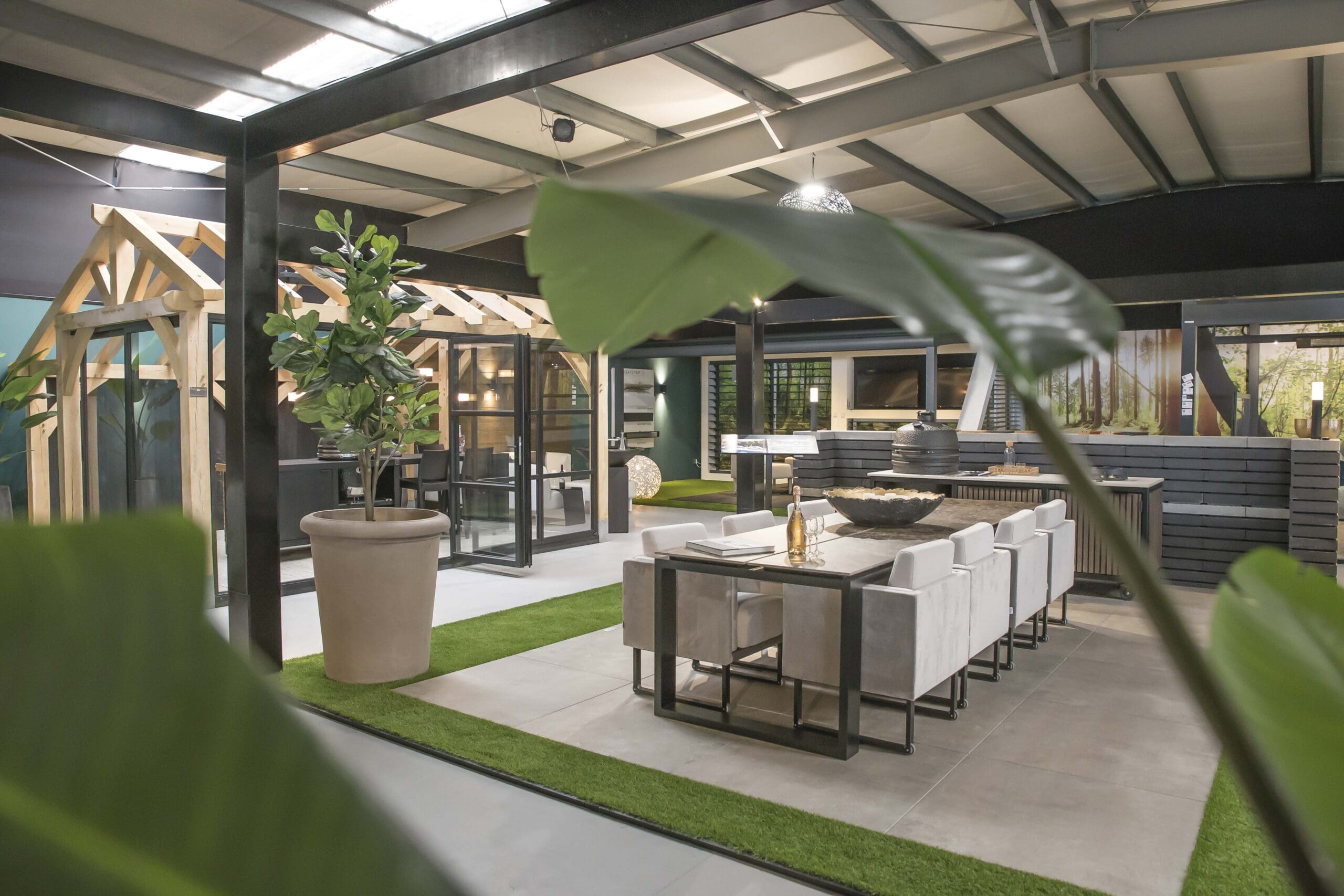 Buiten-eettafel onder een zwarte aluminium overkapping bij VIPS in Druten