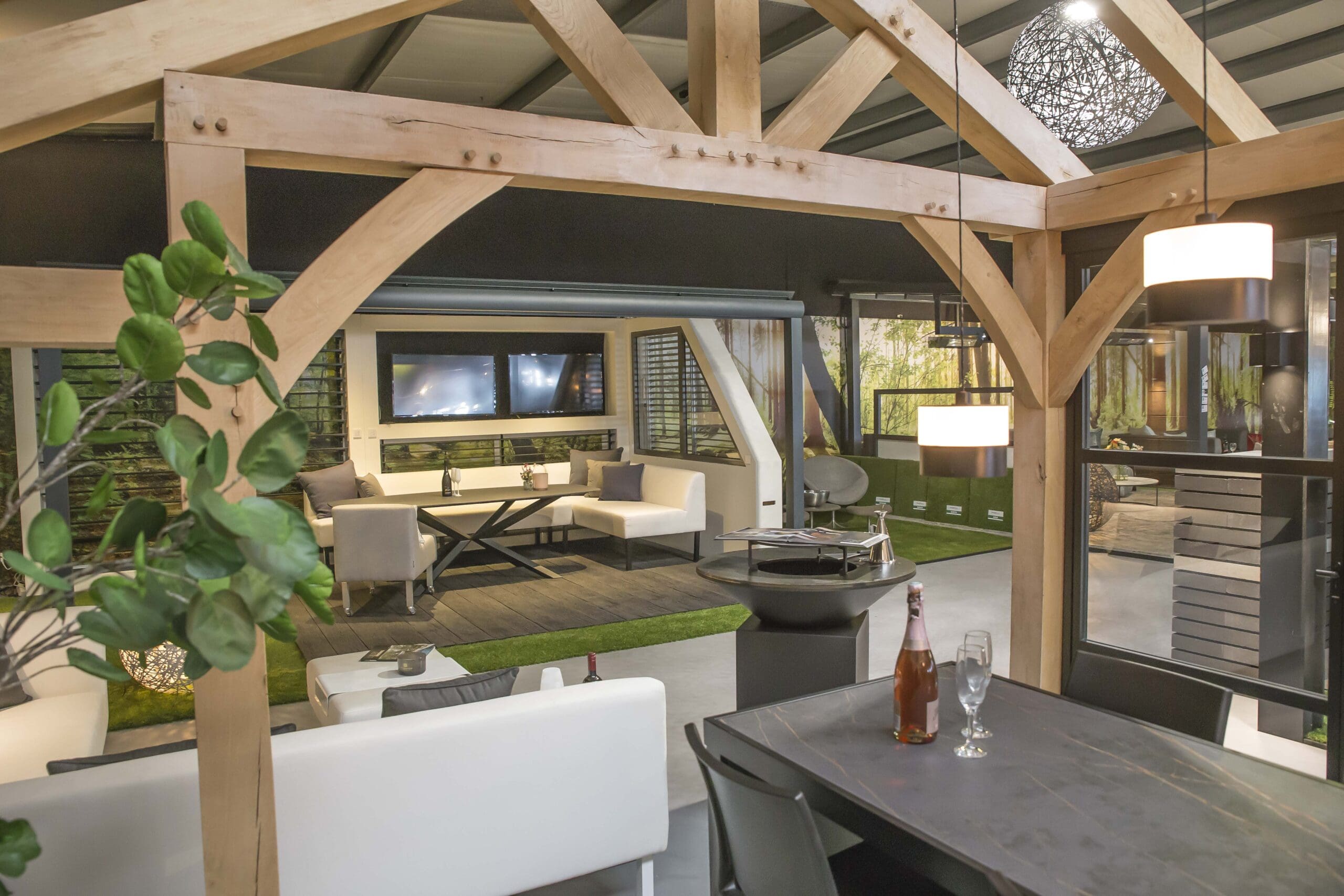 Houten overkapping met eettafel en loungeset in de overkapping showroom van VIPS